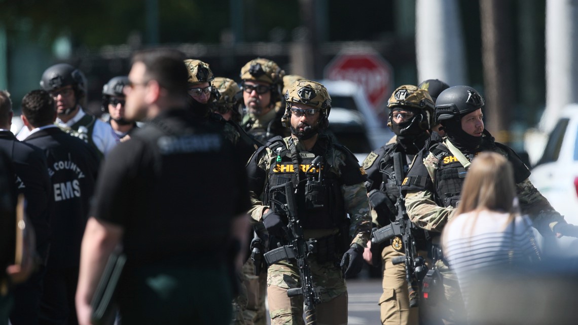 Sniper kills a Florida bank robber holding 2 hostages - Vimarsana News