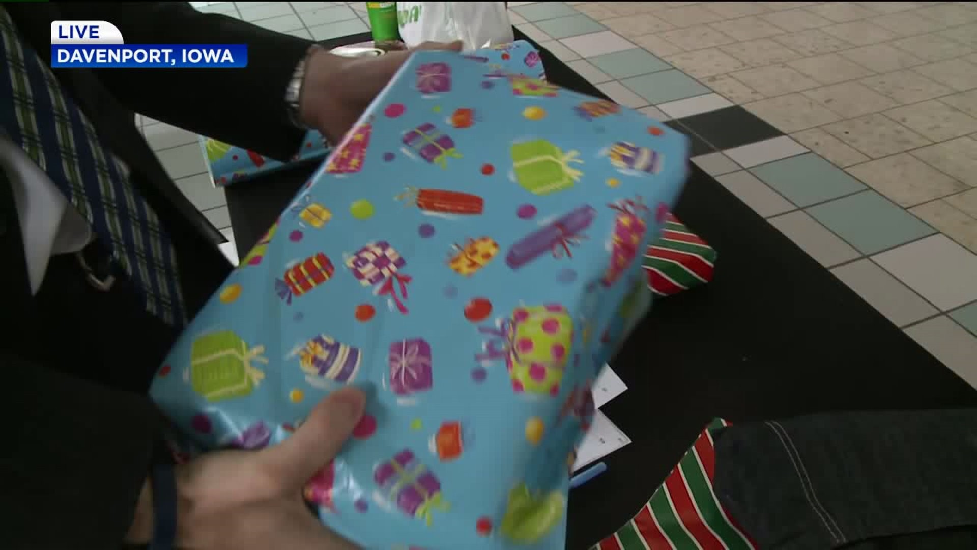 Former Von Maur employee shows Jon how he should really gift wrap