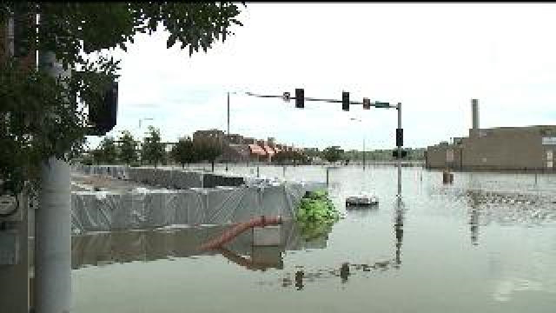 Business fight through Davenport flooding