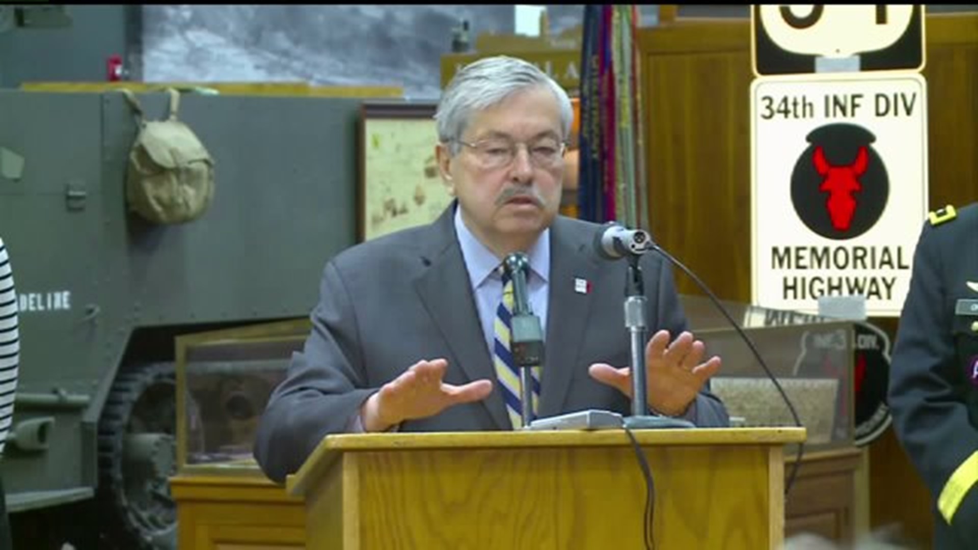 Branstad opposes Obama`s transgender bathroom policy