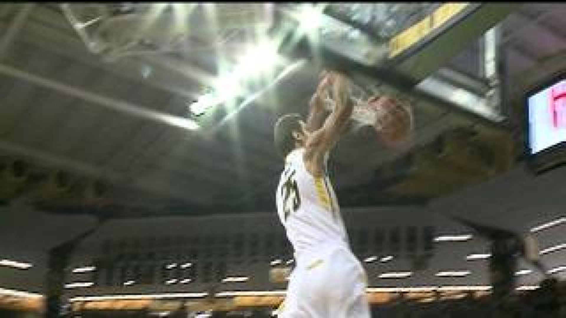 Hawkeyes Roll in Exhibition Game vs. Quincy