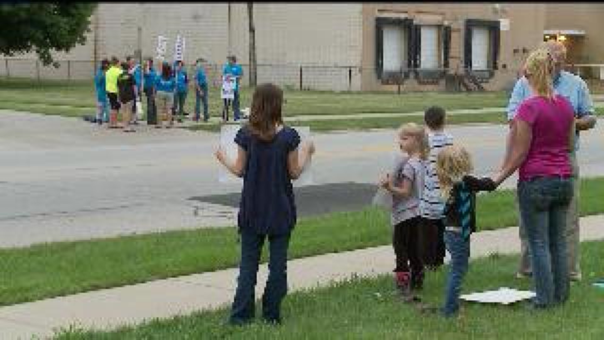 Galesburg mom protests against teacher strike