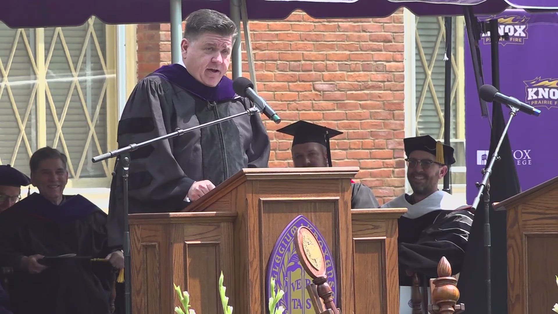 The governor combined advice and political jabs in his speech on Sunday.