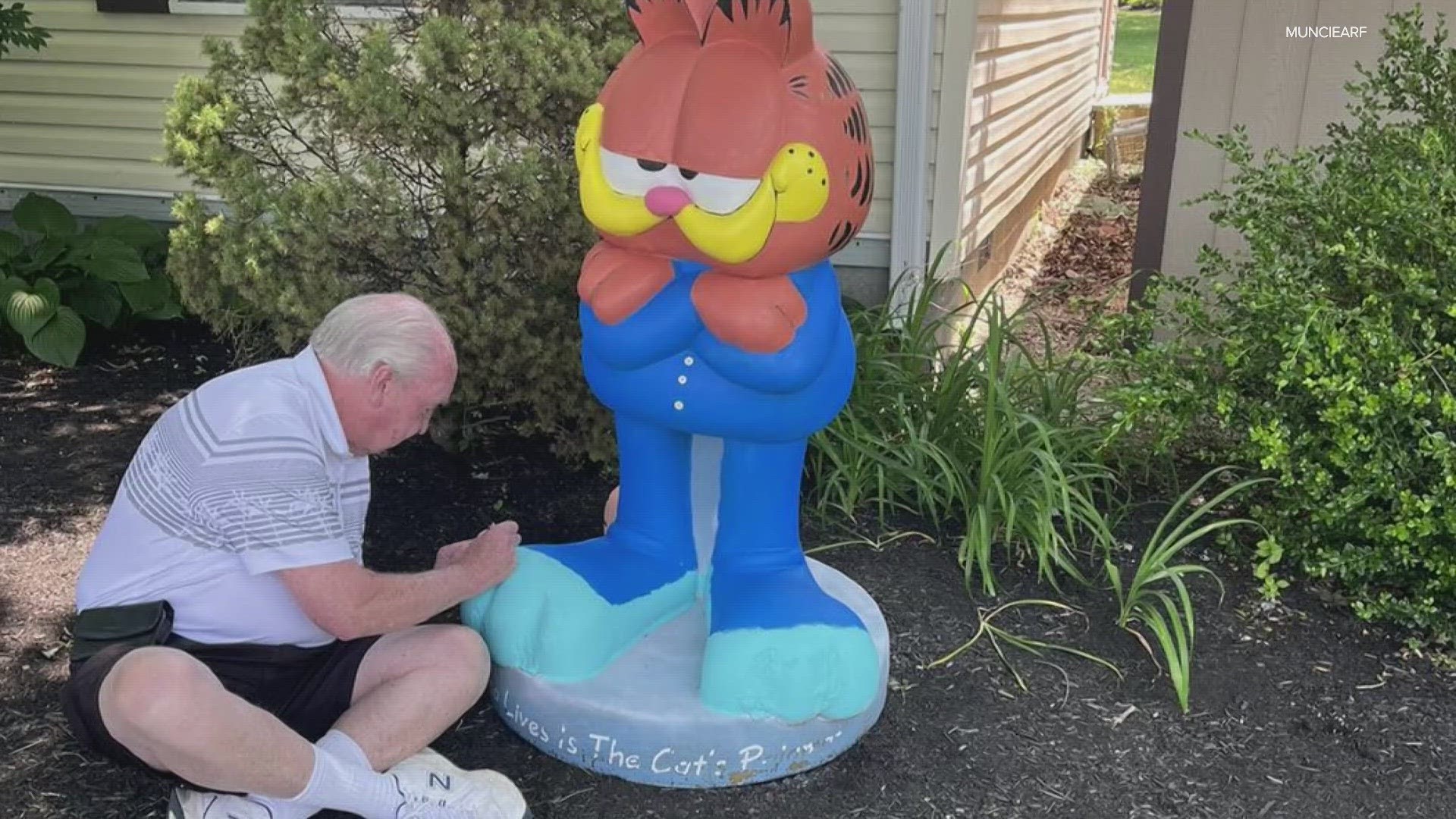 Garfield's creator stopped by the ARF shelter in Muncie.