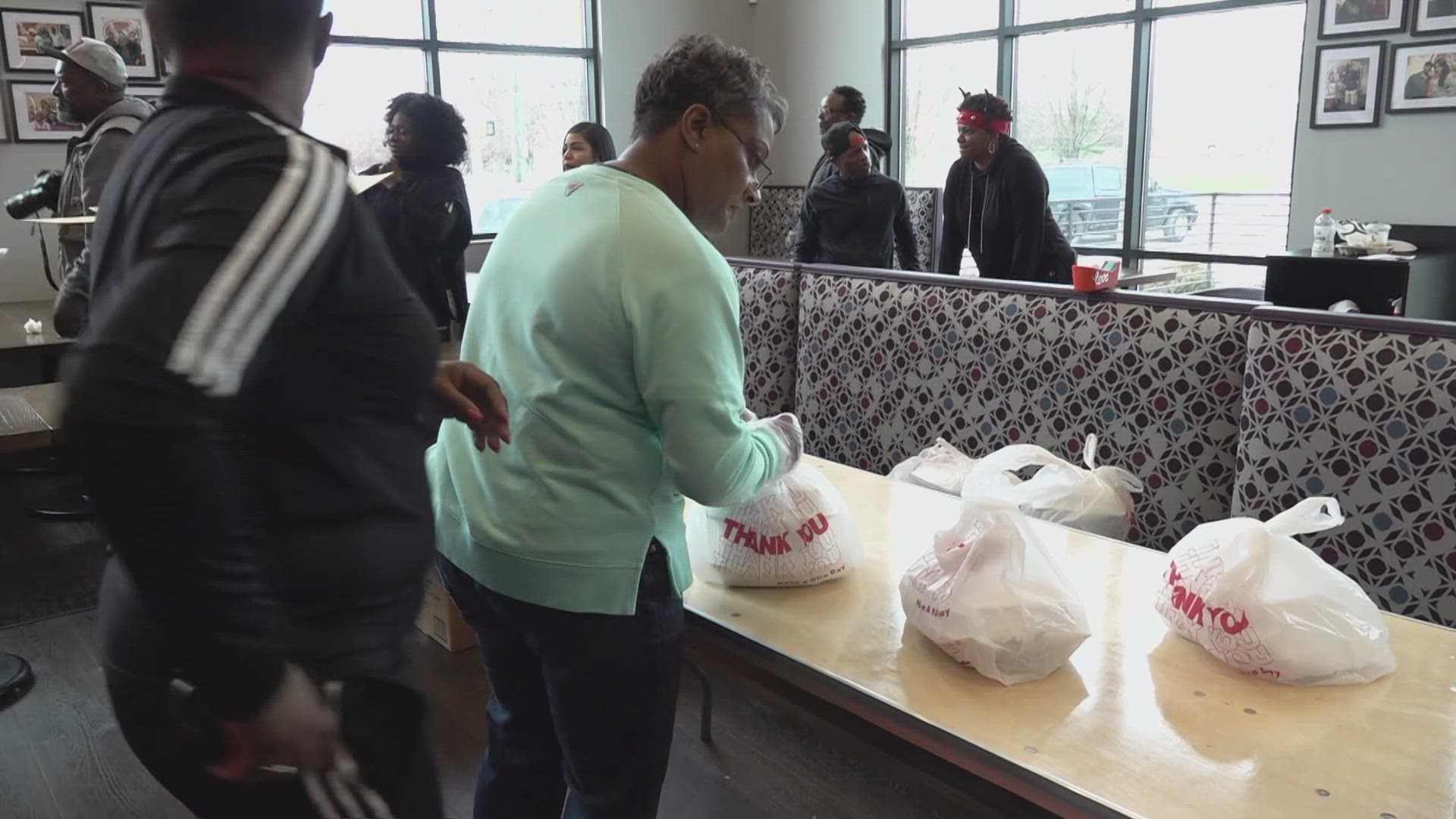 13News reporter Angelica Robinson reports from Kountry Kitchen where the restaurant celebrates its annual Christmas food giveaway.