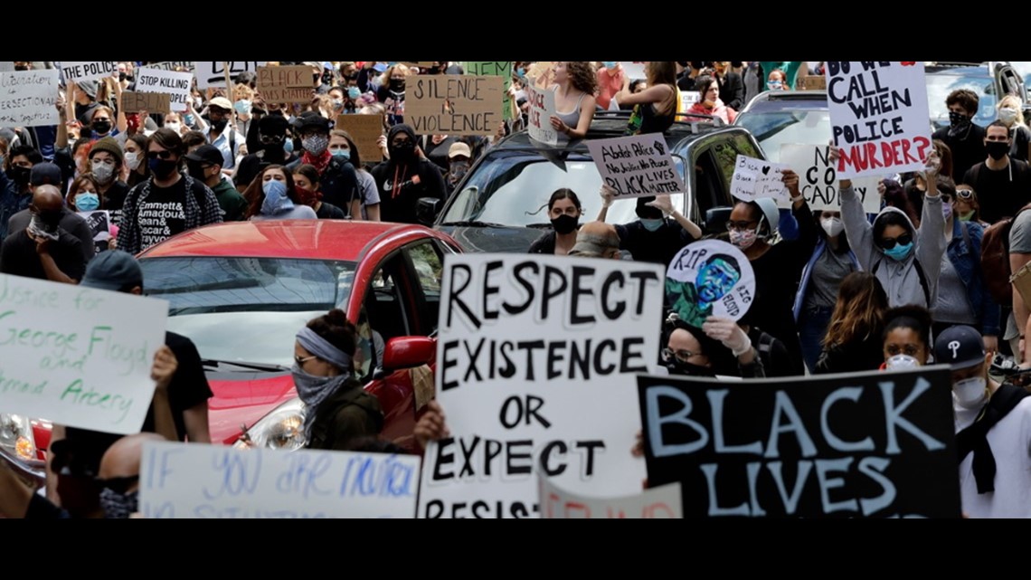 Chicago police officer caught flipping off protesters put on desk duty