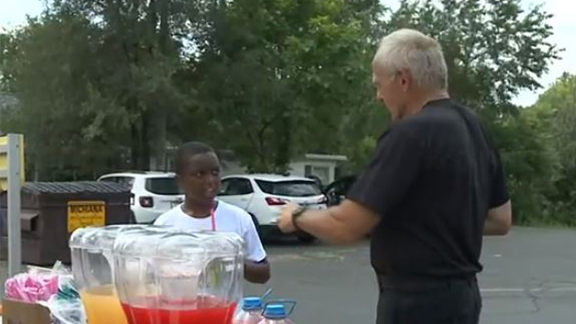 Indiana police officer helps 12yearold boy with lemonade stand