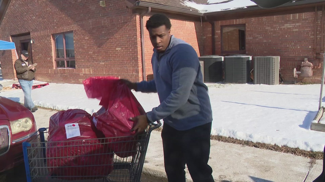 Colts RB Ameer Abdullah and Salvation Army bring holiday joy to Indianapolis kids