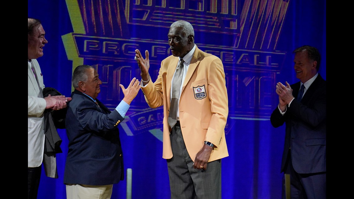 Drew Pearson, a member of the Pro Football Hall of Fame Class of 2021,  receives his gold jacket during the gold jacket dinner in Canton, Ohio,  Friday, Aug. 6, 2021 (AP Photo/Gene