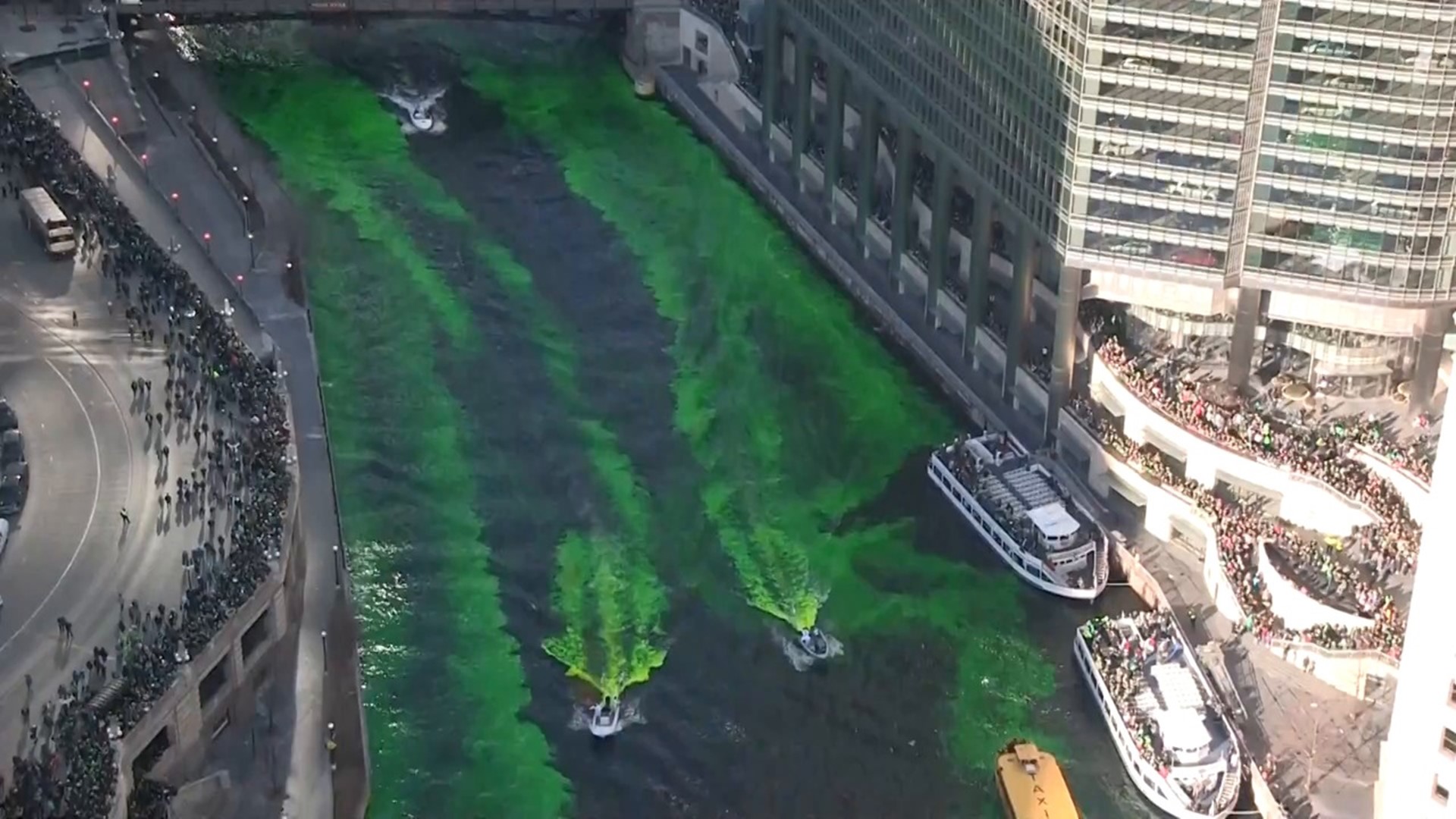 Thousands turn out to watch Chicago River dyed green