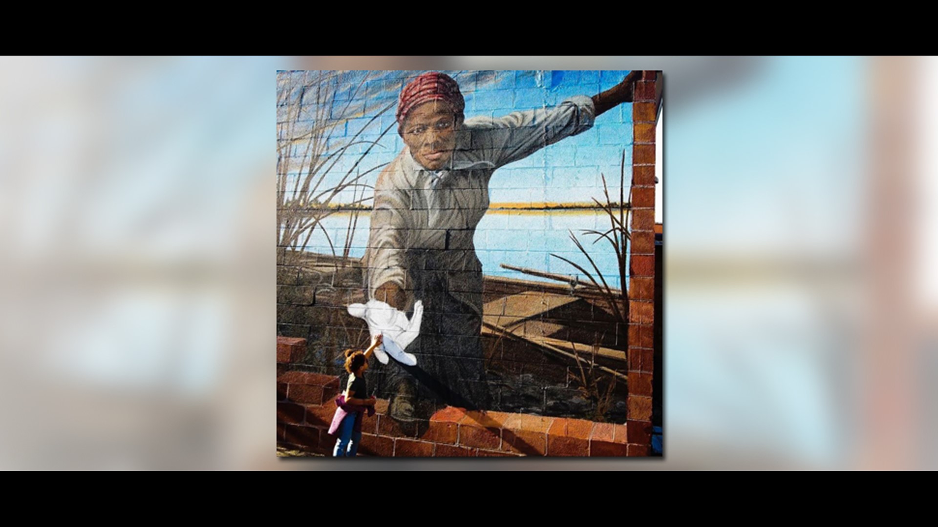 Little girl reaches out to Harriet Tubman mural in inspiring photo ...