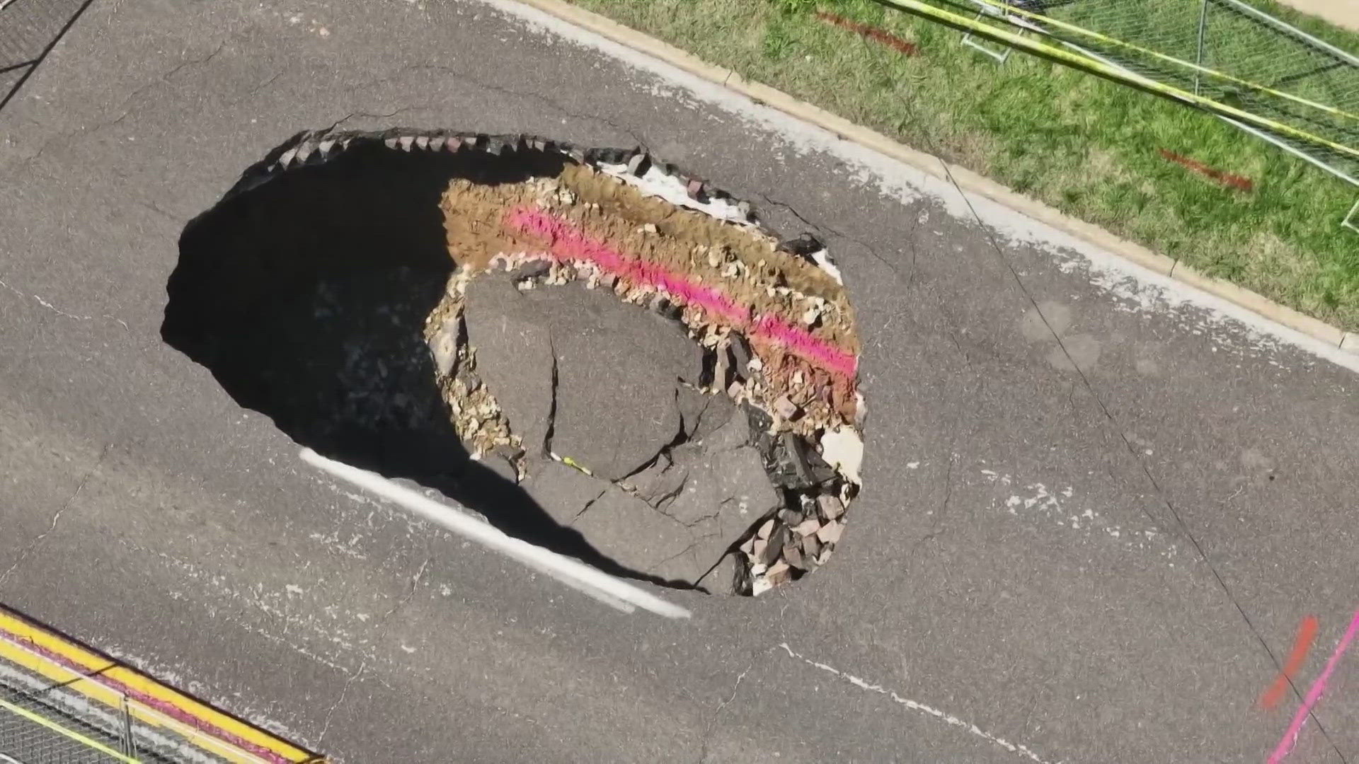 20-foot-deep sinkhole shuts down St. Louis street | wthr.com