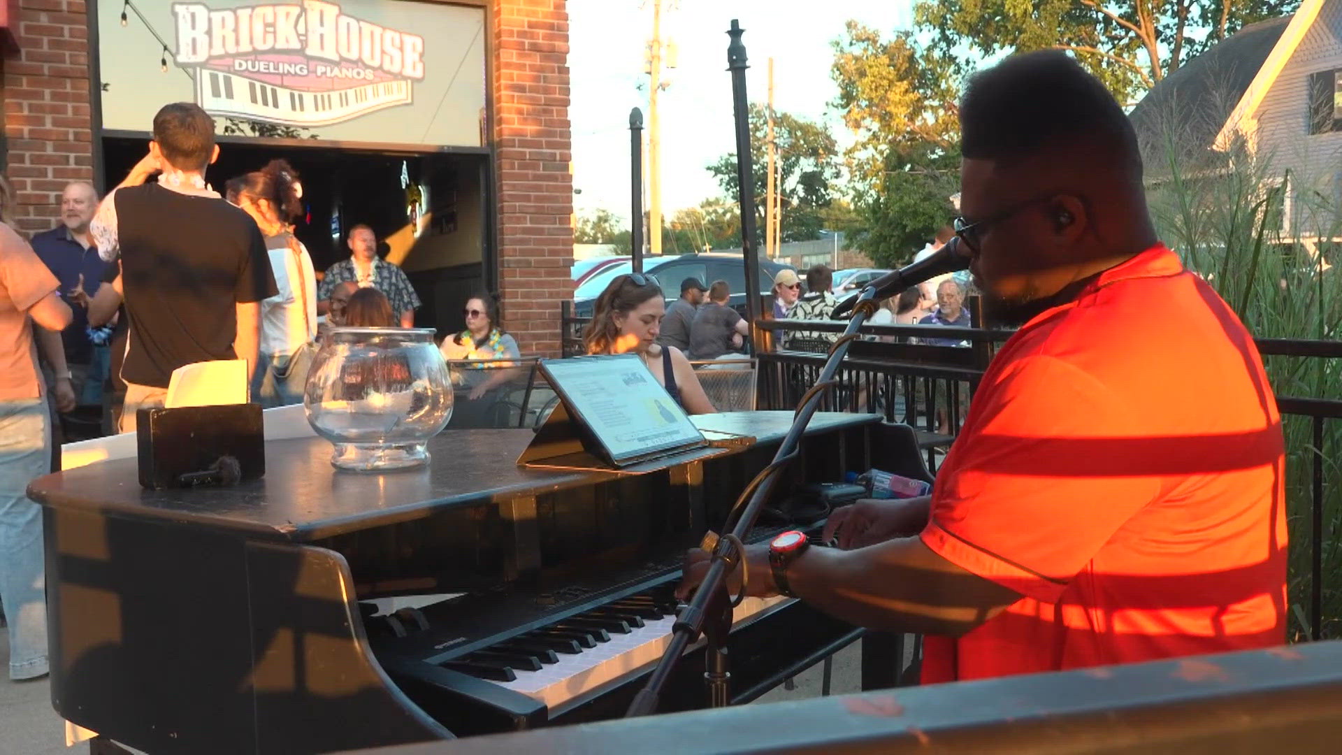Brick House Dueling Pianos in Broad Ripple bids farewell to customers during final weekend