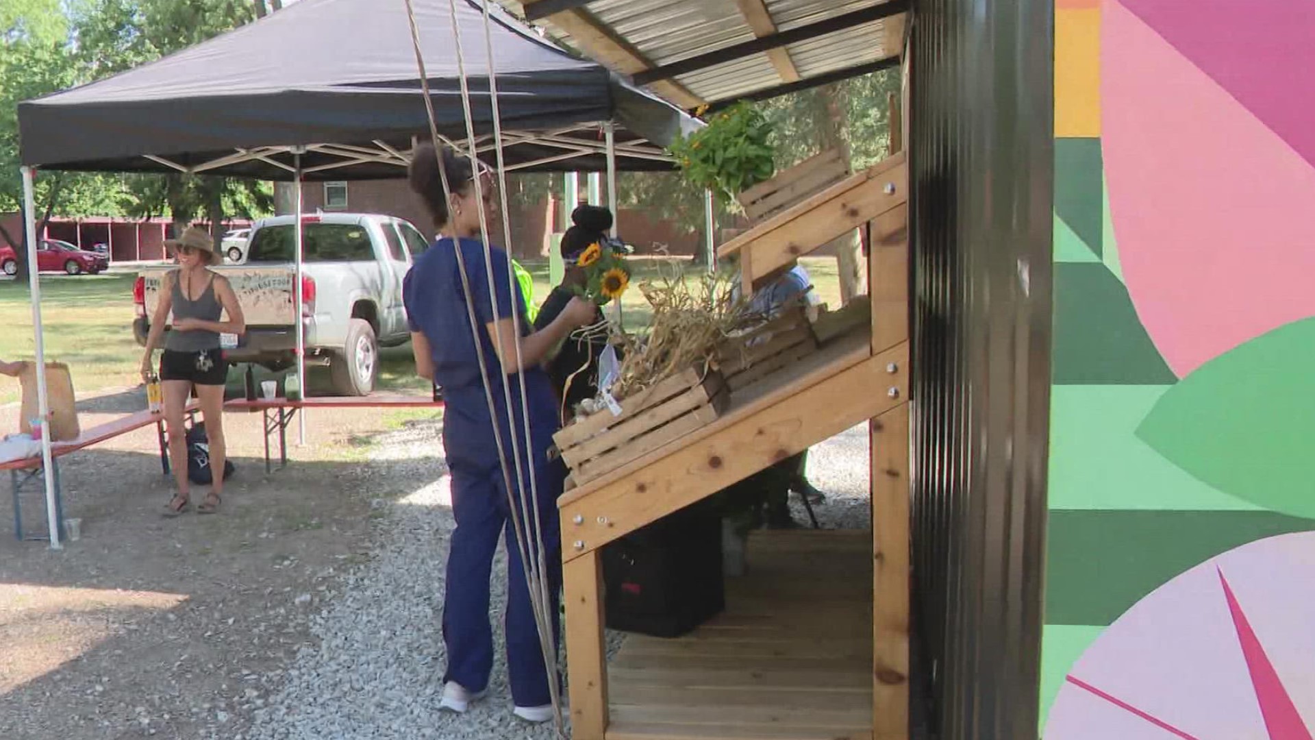 High schoolers brought fresh produce to Indianapolis families through a neighborhood farm.