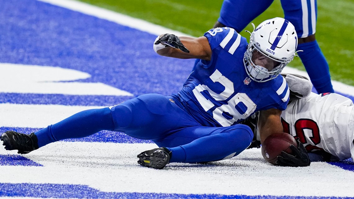 INDIANAPOLIS, IN - JANUARY 08: Indianapolis Colts wide receiver Keke Coutee  (15) warms up before the game between the Houston Texans and the  Indianapolis Colts on January 8, 2023, at Lucas Oil