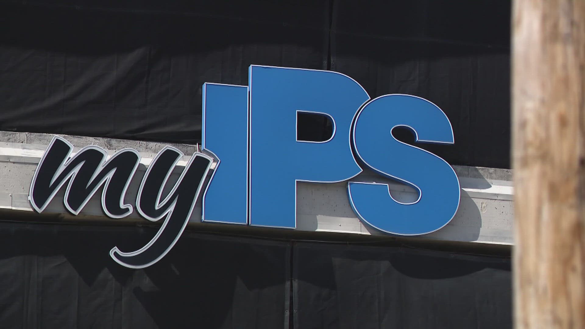 The IPS Board of School Commissioners approved a 7.4% wage increase Thursday for school service and support workers who are members of AFSCME Local 661.