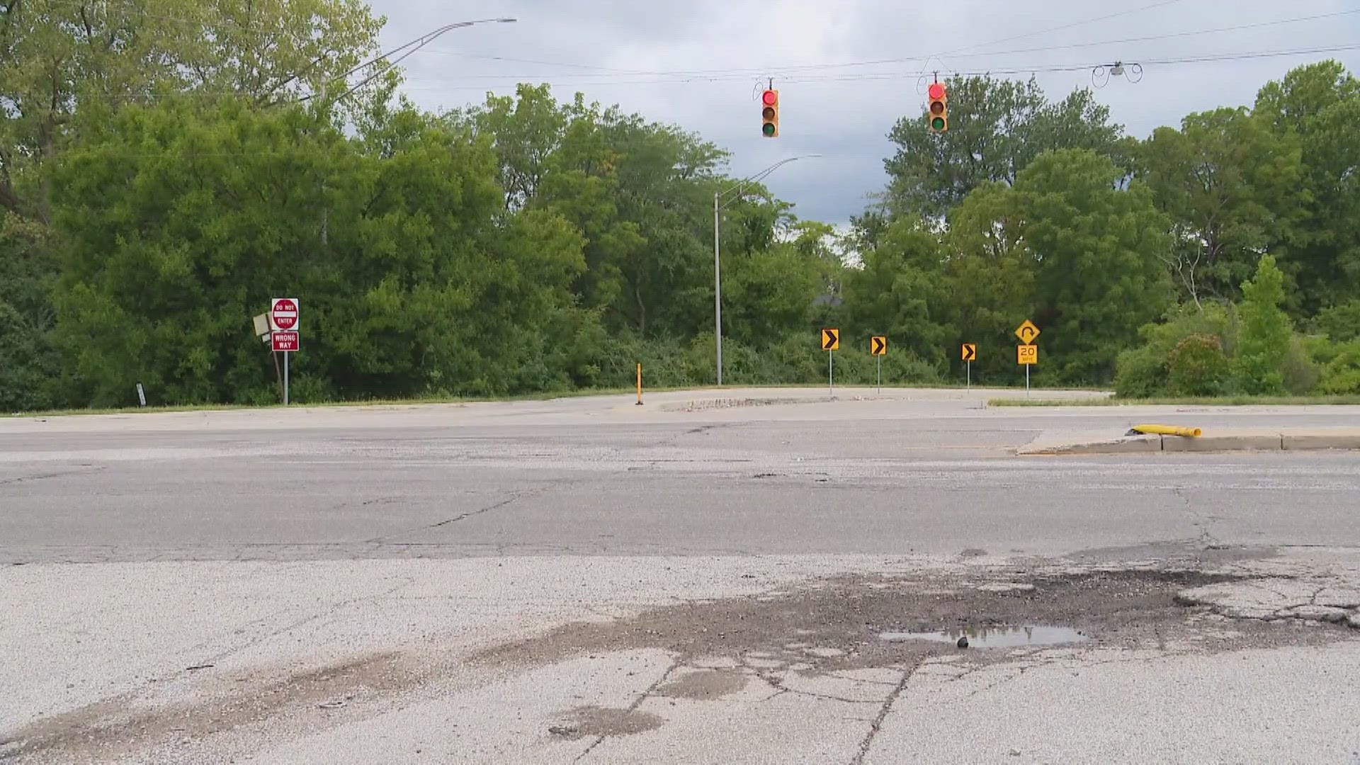 Police say they arrested two men for racing on Kessler Boulevard near I-65 Sunday night.
One of those cars allegedly rear ended another car driving on Kessler.