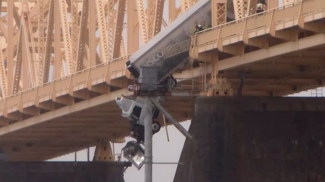 Driver says her electric car stalled on 2nd Street Bridge | wthr.com