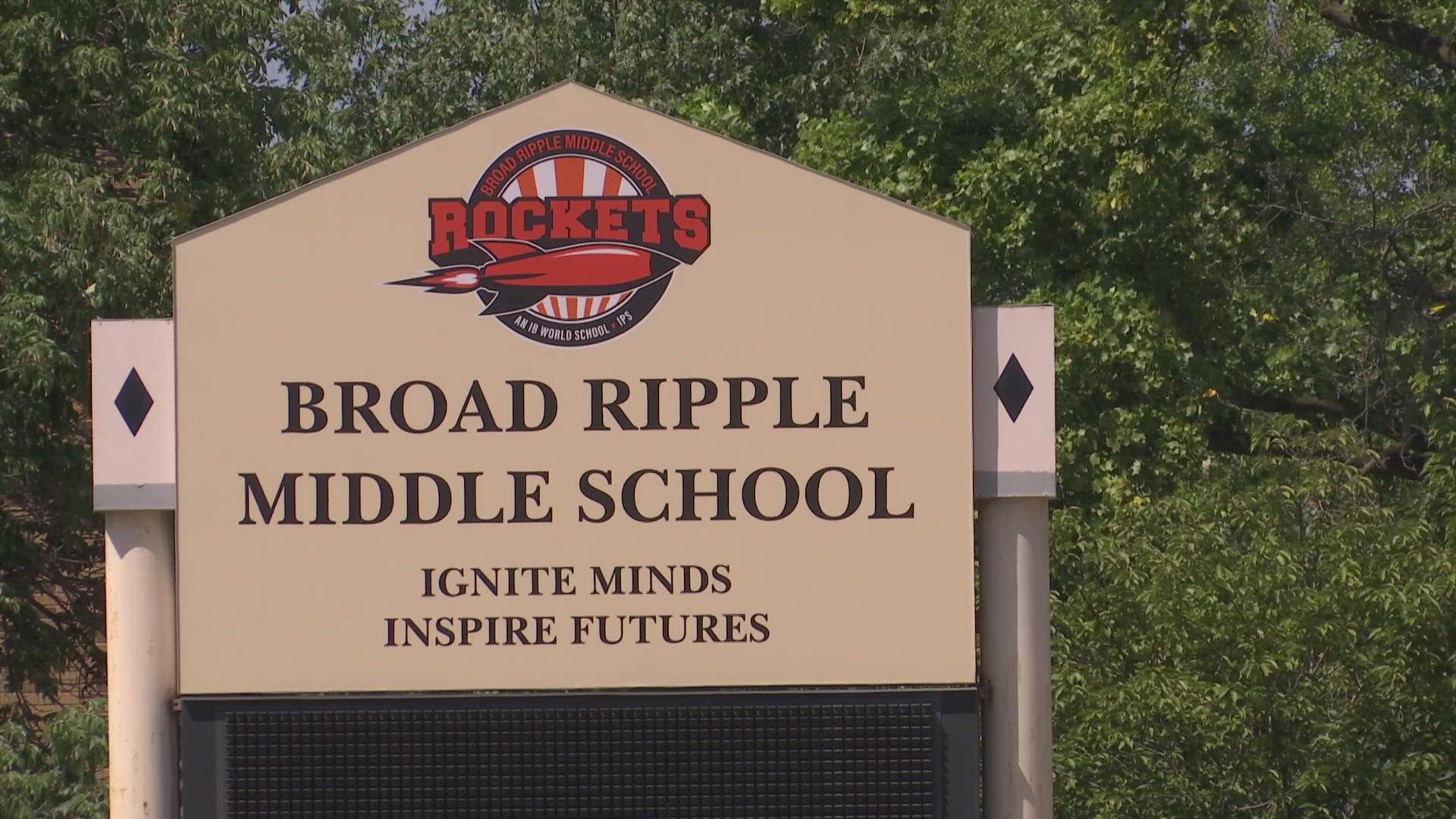 13News reporter Samantha Johnson takes a look at some of the complaints brought by teachers and parents about Broad Ripple Middle School.