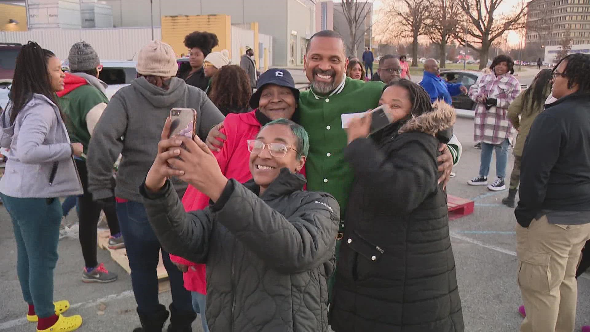 Actor and comedian Mike Epps joined with Amp Harris to pass out turkeys to Hoosiers in need Tuesday.