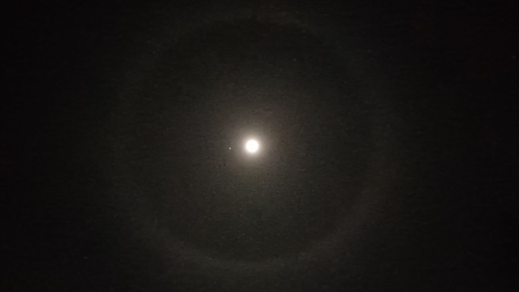 Ring around the moon - first time I ever saw this for the moon. What causes  it? : r/Whatisthis