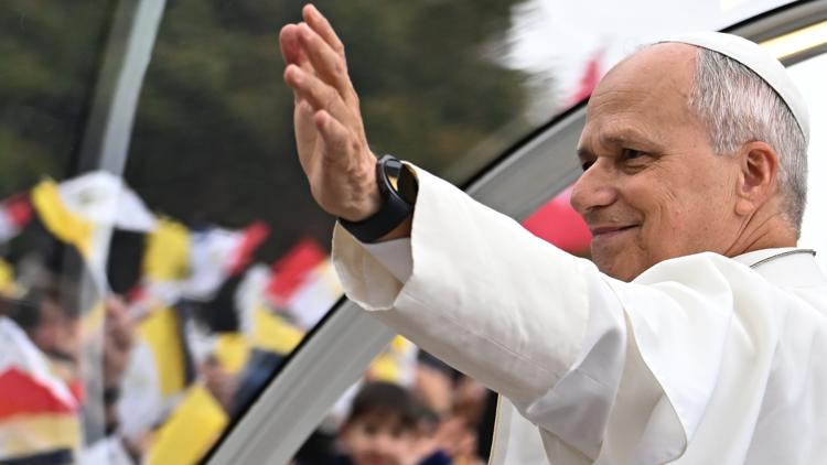 Pope Leo draws 800,000 people to central Paris for open-air Mass on iconic square