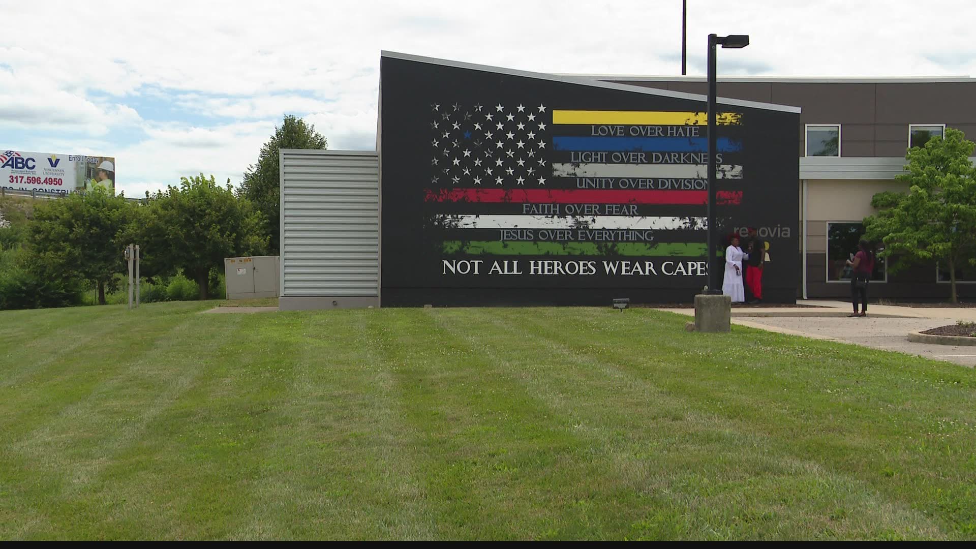 There is new artwork grabbing the attention of drivers along I-465 on Indy's east side.