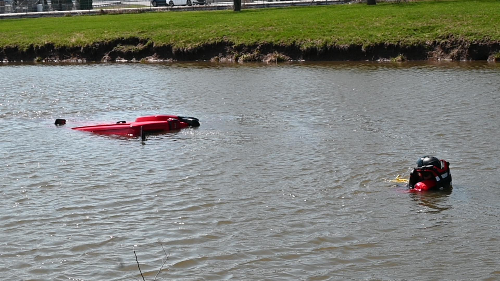 Driver rescued by good Samaritan after Jeep plunges into pond near ...
