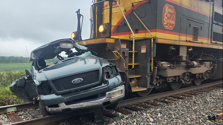 1 man dead after train crashes into truck in Randolph County