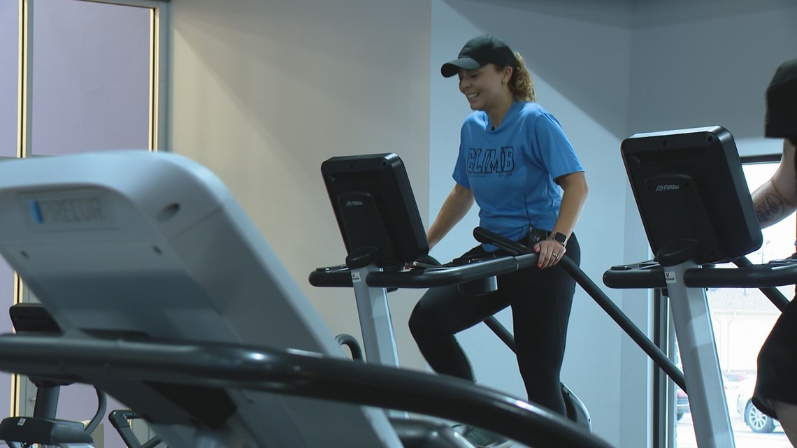 Respiratory therapist climbing stadium steps in memory of mother - Vimarsana News