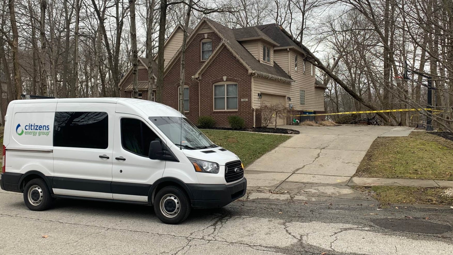 Heavy winds cause damage, power outages in central Indiana | wthr.com