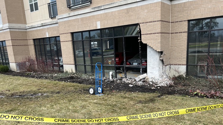 16-year-old dies after car crashes into apartment building in Carmel