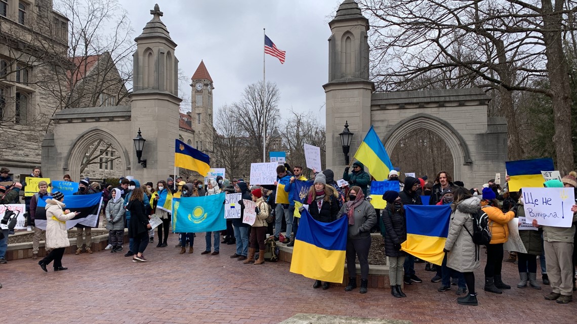 IU students demonstrate support for Ukraine with campus protest - Vimarsana News