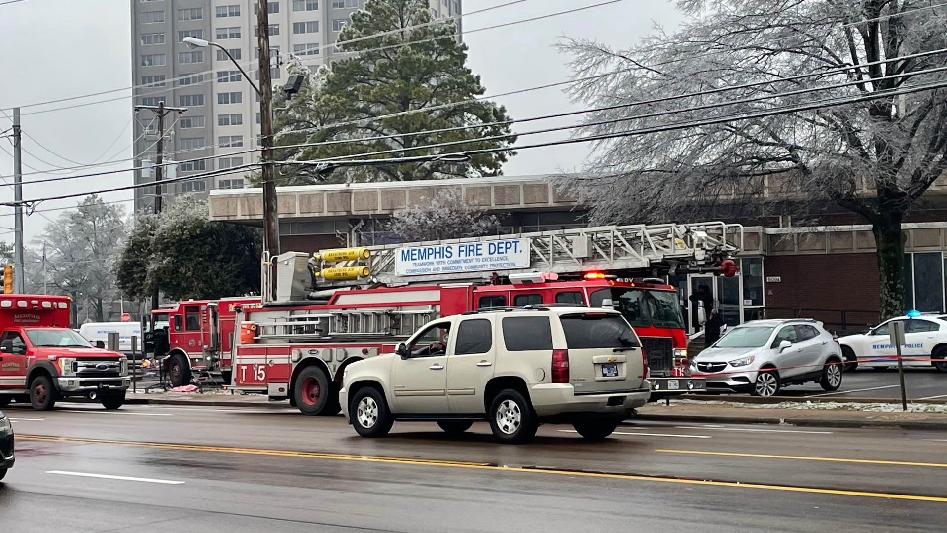 Memphis police officer injured, 1 dead in shooting near library ...