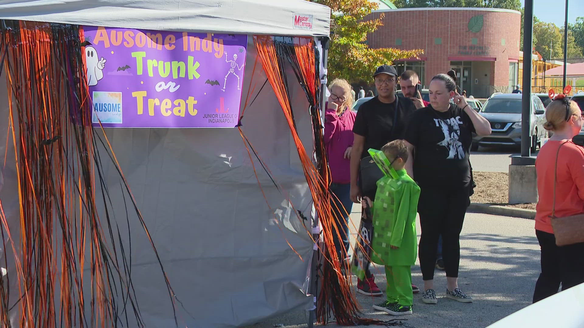 The Junior League of Indianapolis joined up with Ausome Indy for a sensory-friendly trunk-or-treat event.