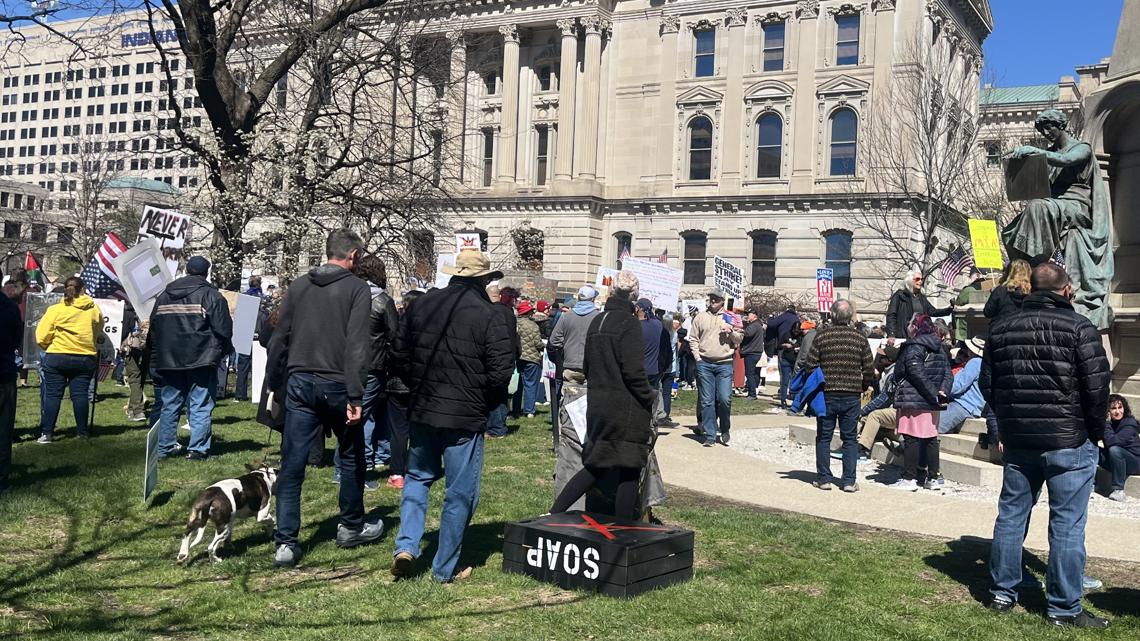 Indianapolis 'No Kings' rally sees thousands protest at Indiana Statehouse