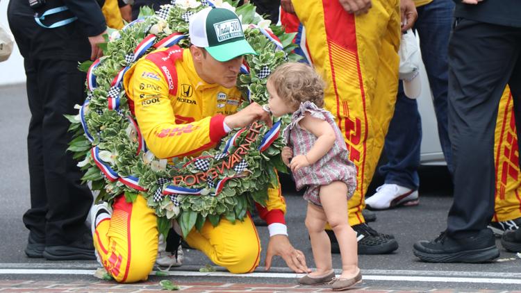 Álex Palou celebrates Indy 500 win with his family