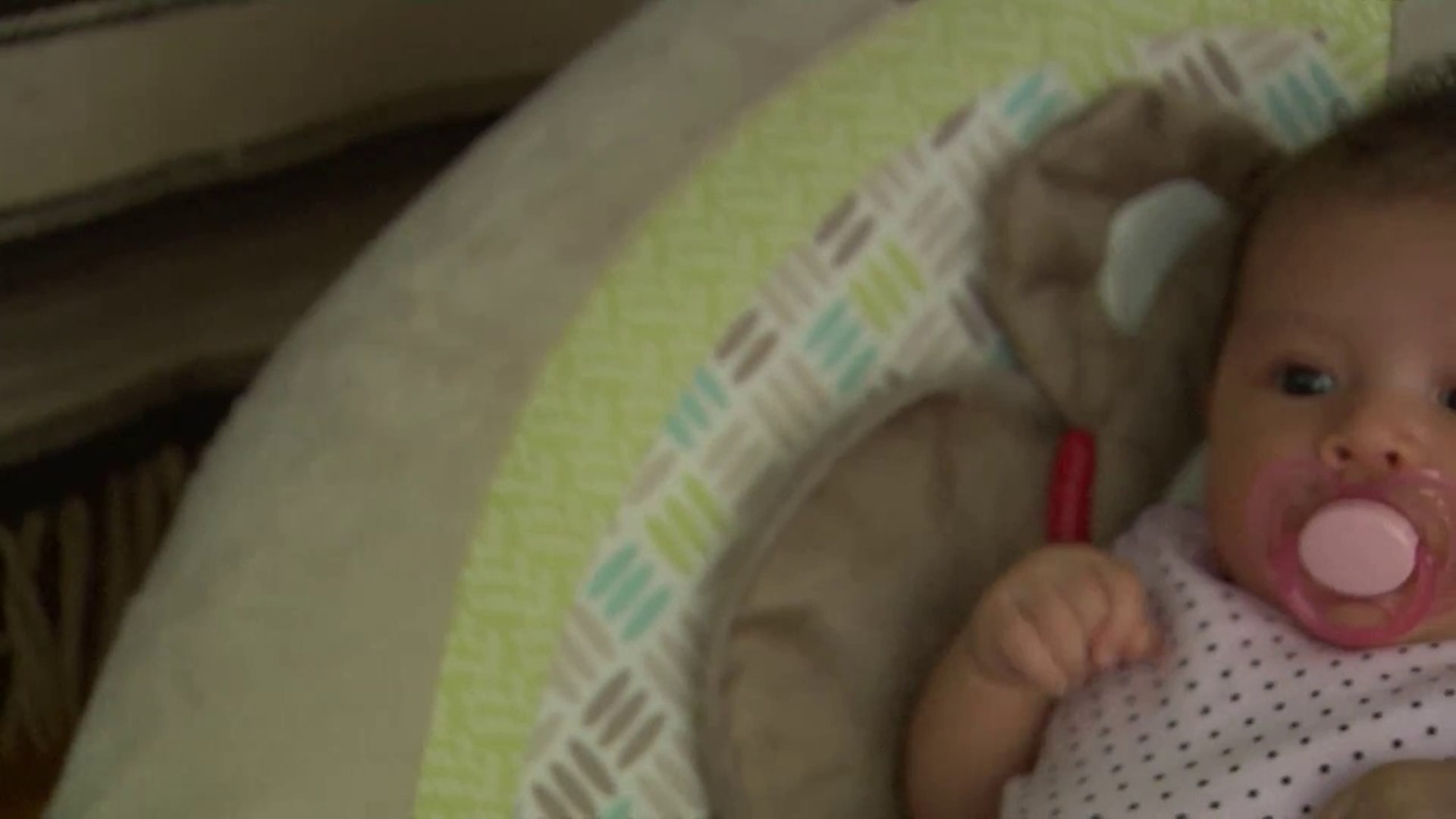 Study shows sucking your child's pacifier could help prevent asthma(02)