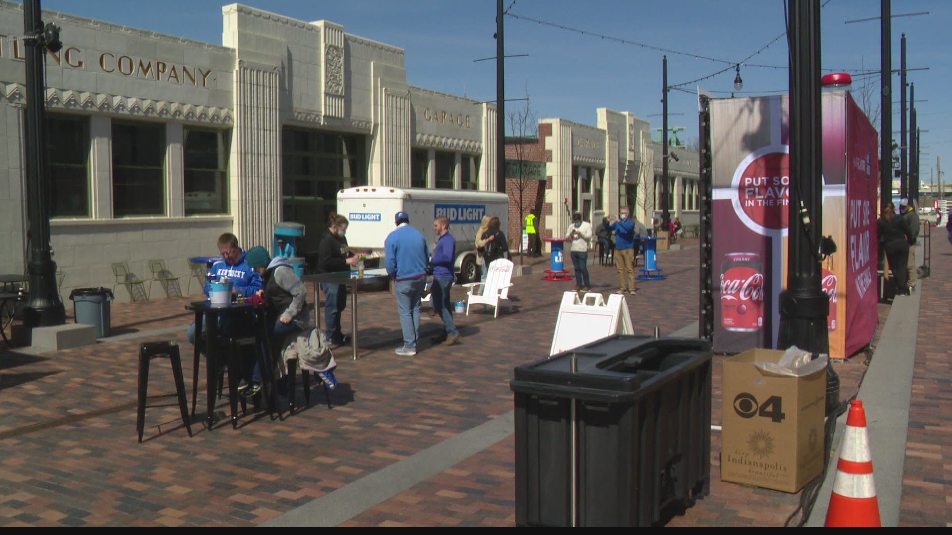 Bars and restaurants are busy as fans arrive in Indy for March Madness.