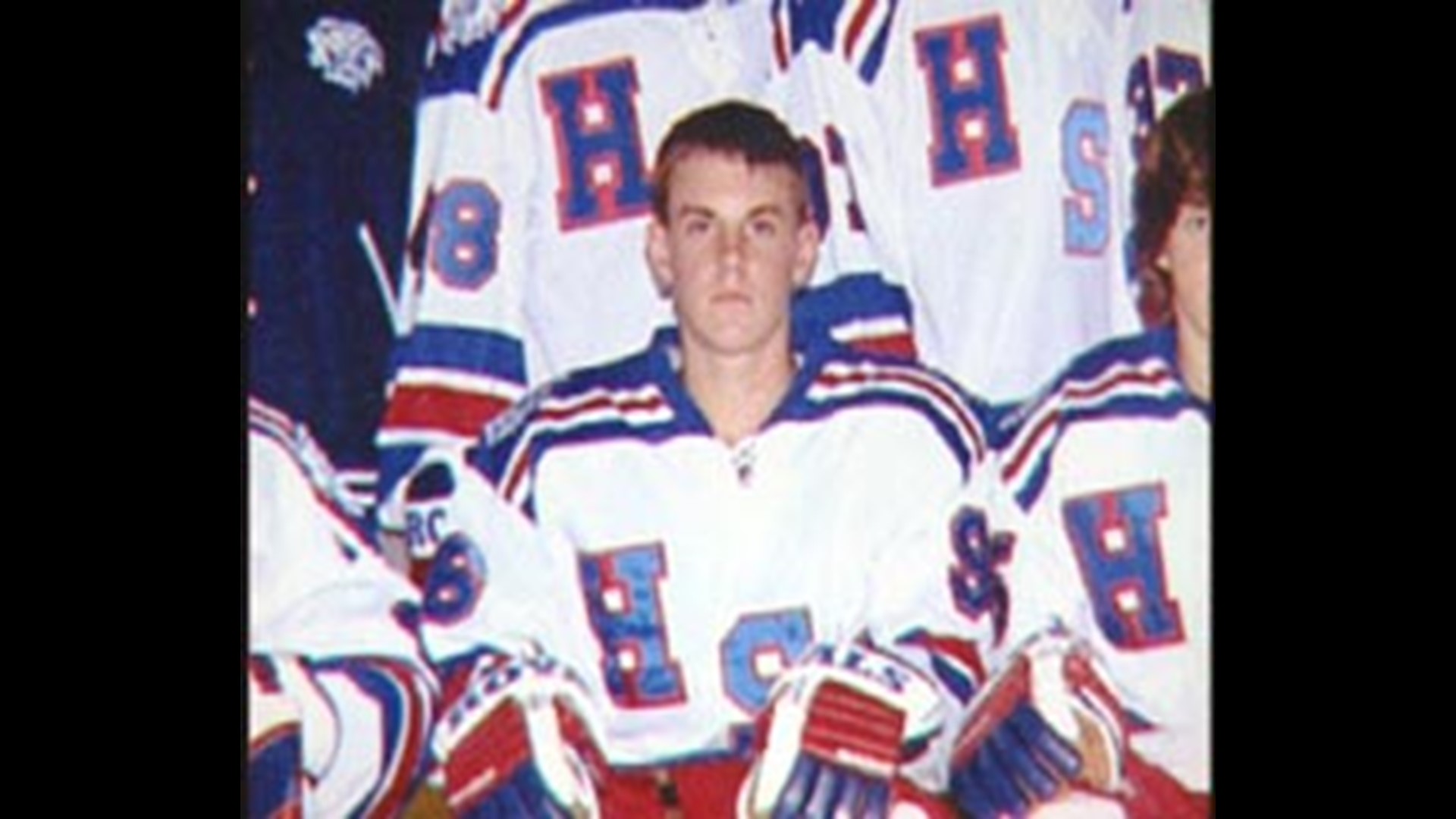 Teen hockey player collapses, dies during game