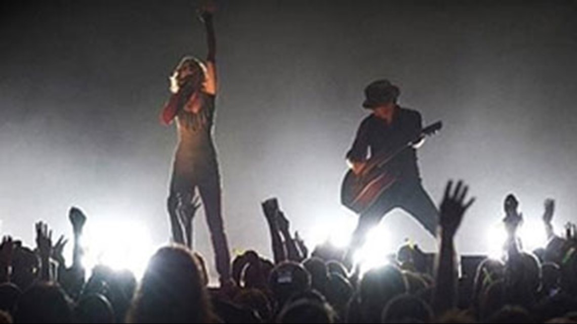 Sugarland tour resumes after stage tragedy
