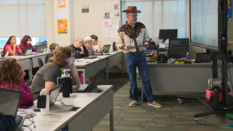 Greenwood students celebrate 'Dolly Parton Day' with kindness, acts of service | Inspiring Indiana
