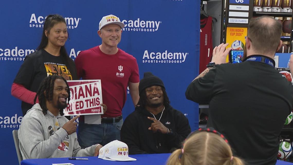Fans line up to meet IU players at Bloomington event