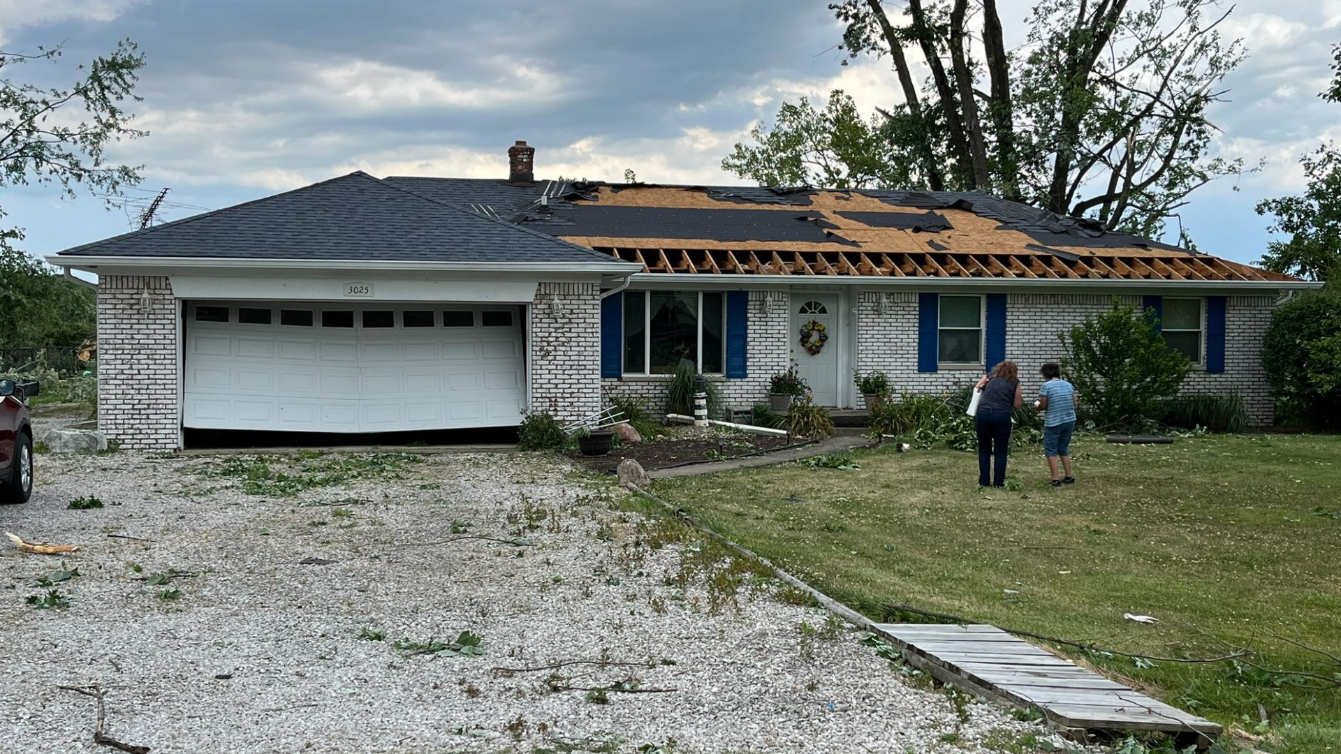 Tornadoes, storms leave widespread damage in Indiana(01)