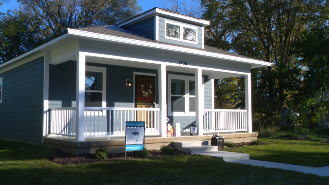 Indianapolis family moves into new Habitat for Humanity home