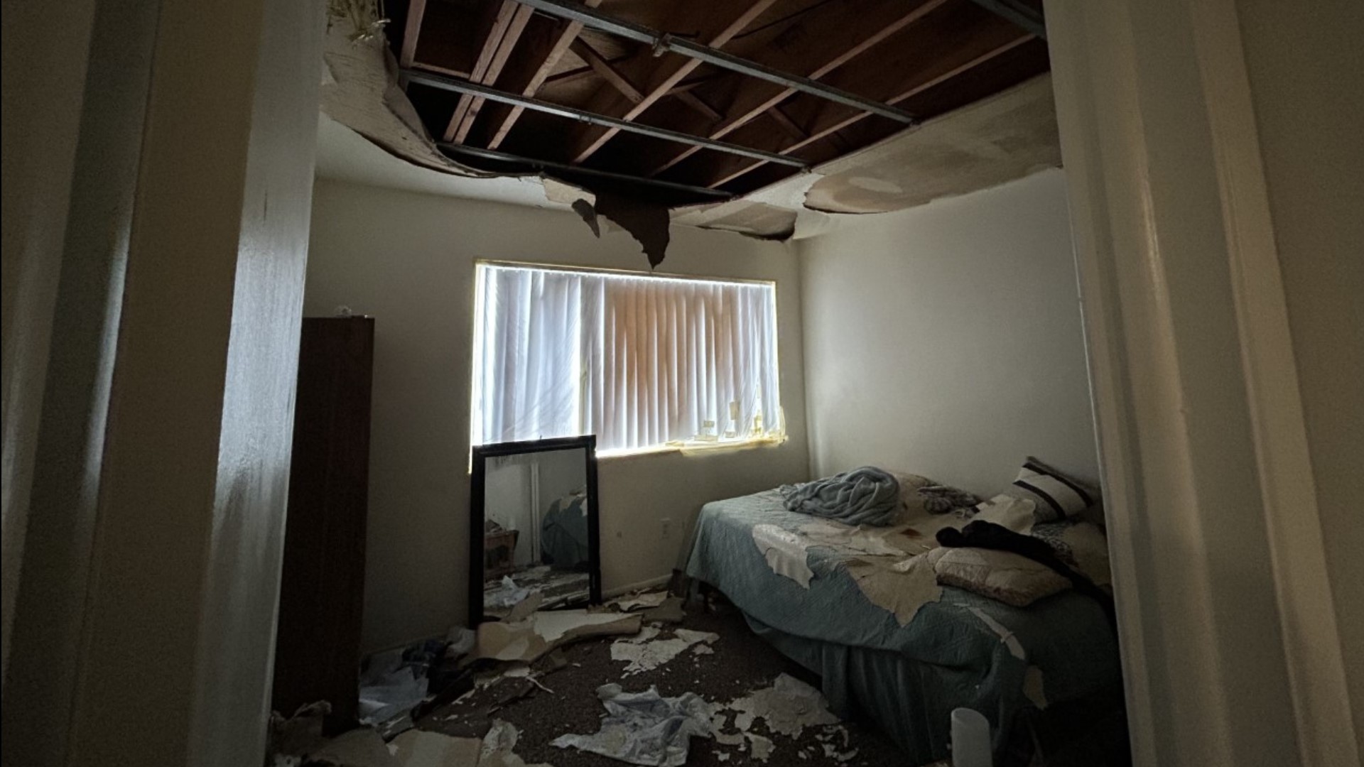 Burst pipe destroys Indianapolis family's apartment | wthr.com