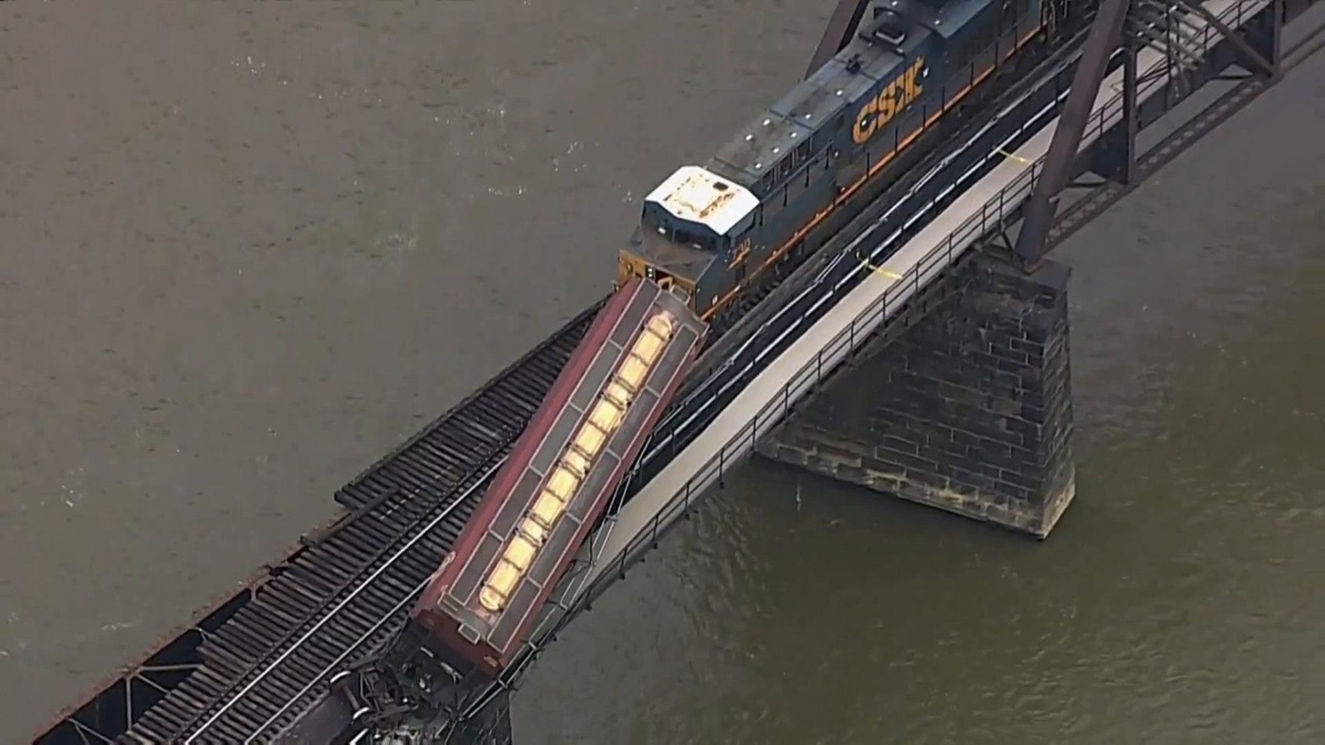 CSX-TRAIN-DERAIL-INTO-POTOMAC-RIVER