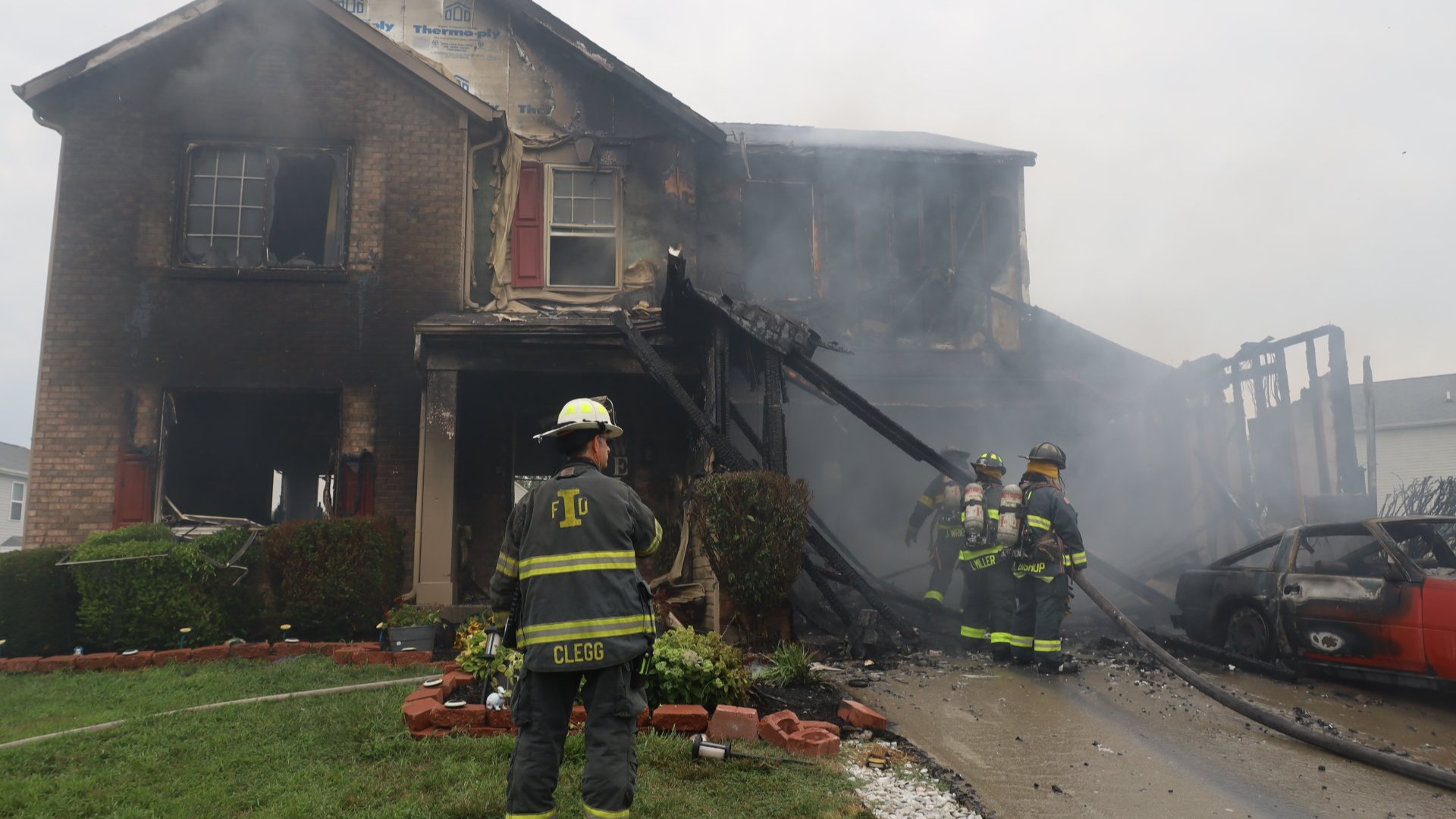 Firefighter hurt in large north Indianapolis house fire | wthr.com