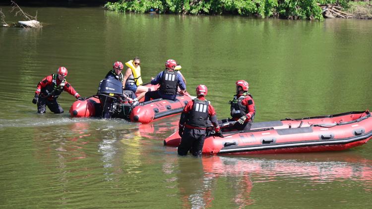 IFD rescues boaters from White River in Broad Ripple