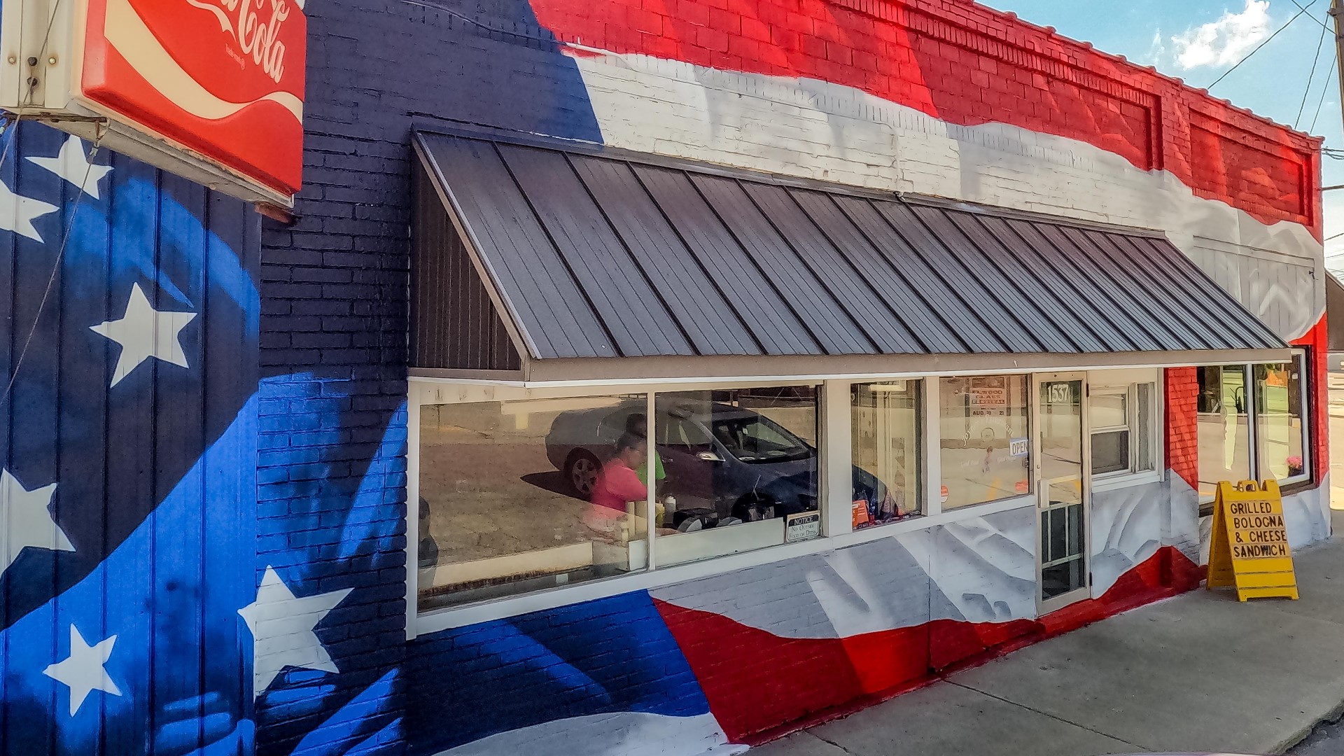 An American flag mural is uniting the town of Elwood. Lauren Kostiuk has the story.